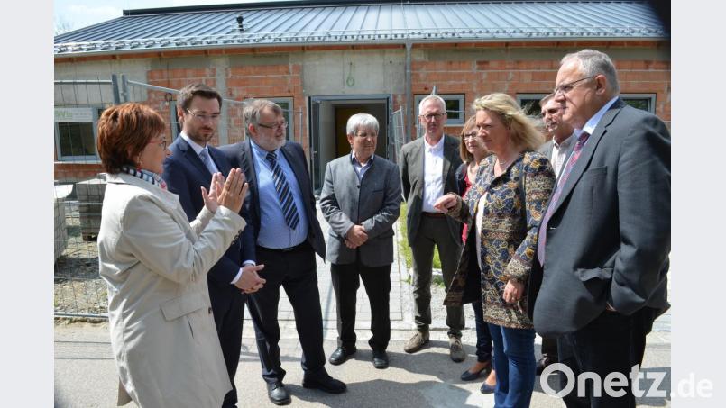 Staatsministerin Kerstin Schreyer (zweite von rechts) verfolgt interessiert die Ausführungen von Brigitte Krause . Landtagsabgeordneter Stephan Oetzinger (von links) hatte die Ministerin ins HPZ begleitet. Bild: fz
