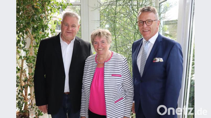Bürgermeister Franz Stahl (rechts) gratulierte Anni und Eberhard Polland zur Goldenen Hochzeit. Bild: exb