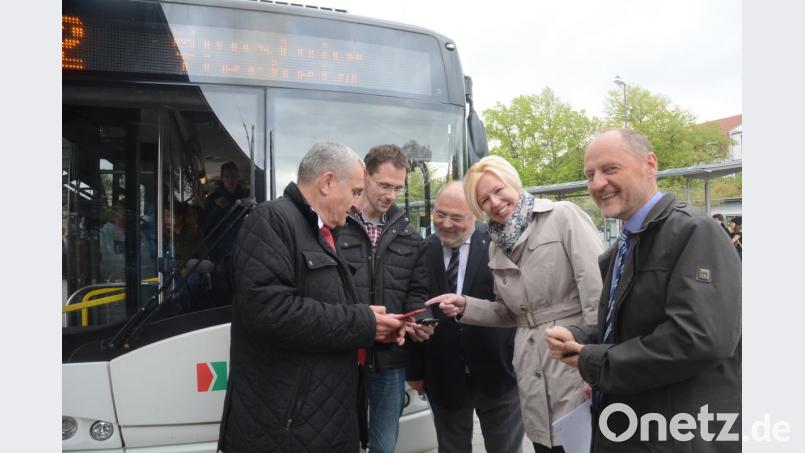 &quot;Wir haben uns schon gewundert, dass es keinerlei Probleme gab&quot;, freut sich der Chef von Wies Faszinatour, Wolfgang Wies, (Mitte) mit OB Kurt Seggewiß, Andreas Bauer, Nicole Hammerl und Reinhold Gailer (von links) von der Stadt Weiden über den reibungslosen Betrieb des Bus-W-Lan. Bild: Gabi Schönberger
