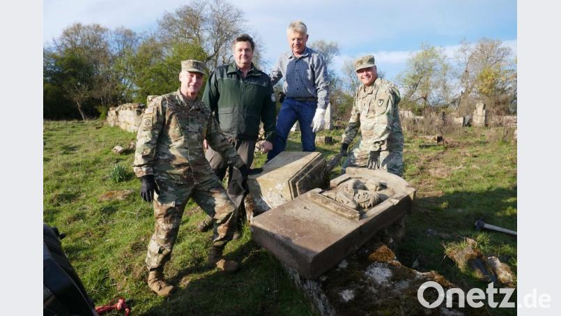 Command Sergeant Major Lew Gardner (von links), Revierförster Andreas Irle, Gerald Morgenstern und Command Sergeant Major Michael Sutterfield bergen zwei alte Grabsteine aus dem sonst unzugänglichen und verfallenen Pappenberger Friedhof. Bild: mor
