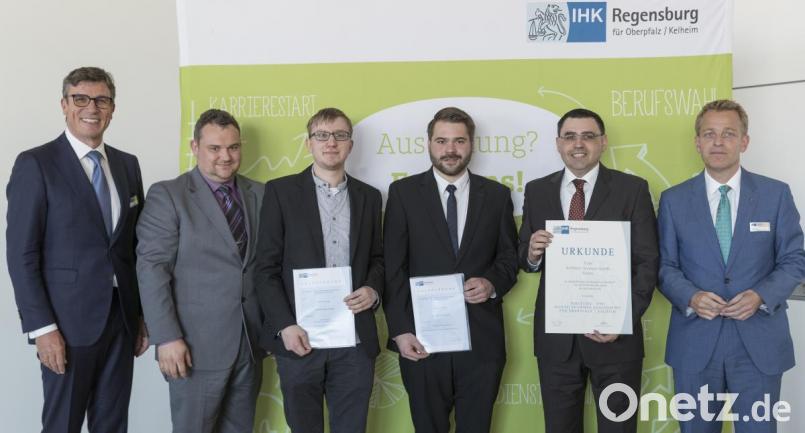Die Bestenehrung der Industrie- und Handelskammer Regensburg für Oberpfalz und Kelheim fand in der Continental-Arena statt. IHK-Präsident Michael Matt (links) und der stellvertretende IHK-Hauptgeschäftsführer Peter Weber (rechts) gratulierten der Firma TGW Teunz mit Ausbildungsleiter Richard Gleißner (ab Zweiter von rechts), Maximilian Kehrer, Michael Heitzer und Ausbilder Martin Gorges zum herausragenden Erfolg. Bild: altrofoto.de