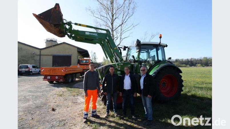 Um einen neuen Mehrzwecktraktor modernisierte die Stadt Pressath ihren Bauhof-Fuhrpark. Von links: Bauhof-Vorarbeiter Stefan Fütterer, Landtechnik-Fachberater Florian Schinner, Bürgermeister Werner Walberer und Bauamtsleiter Reinhold Sternkopf. Bild: bjp