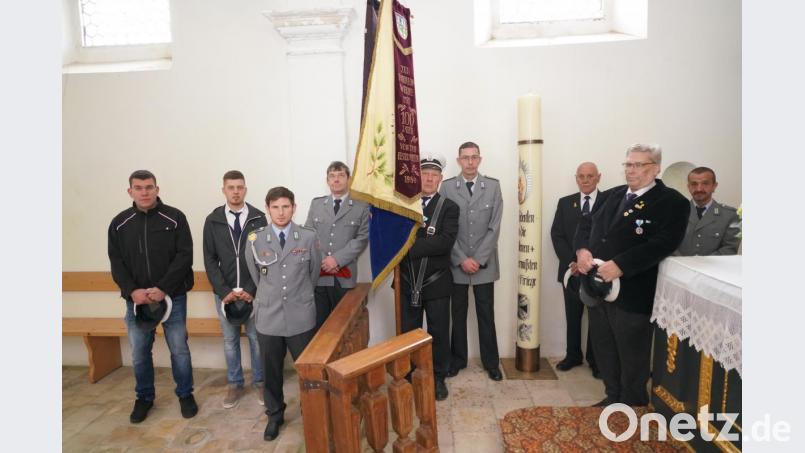 Mitglieder der Krieger-, Soldaten- und Reservistenkameradschaft (KSR) 1884 Waldthurn in der Dreifaltigkeitskapelle auf dem Fahrenberg nach der Segnung des neuen Kerzenständers im Wert von 1250 Euro, den der Verein gespendet hat. Bild: fvo