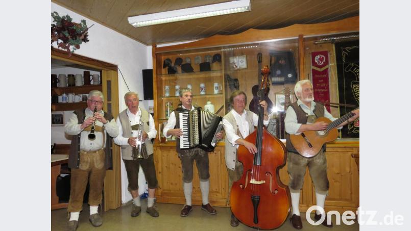 Die Falkenberger Zoiglmusik lockerte die Lesung mit Musik zwischen den Geschichten auf. Bild: ubb