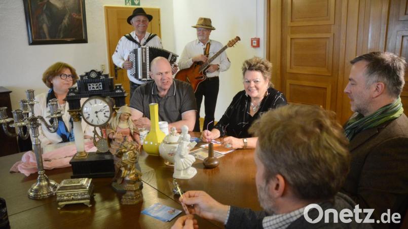 Die Bayerisch-Böhmische Museumsnacht am 18. Mai schlägt den Bogen zum Antiquitäten-Schätztag am 19. Mai. Petra Vorsatz vom Stadt Museum Weiden (Mitte) stellt das Programm vor. Mit dabei (von links) Renate Weidacher, Dr. Sebastian Schott, Georg Strehl und Stefan Gruhle. Die &quot;Neisteder Zoiglmusi&quot; mit Franz Harrer und Reinhold Dobner spielt auf. Bild: Gabi Schönberger
