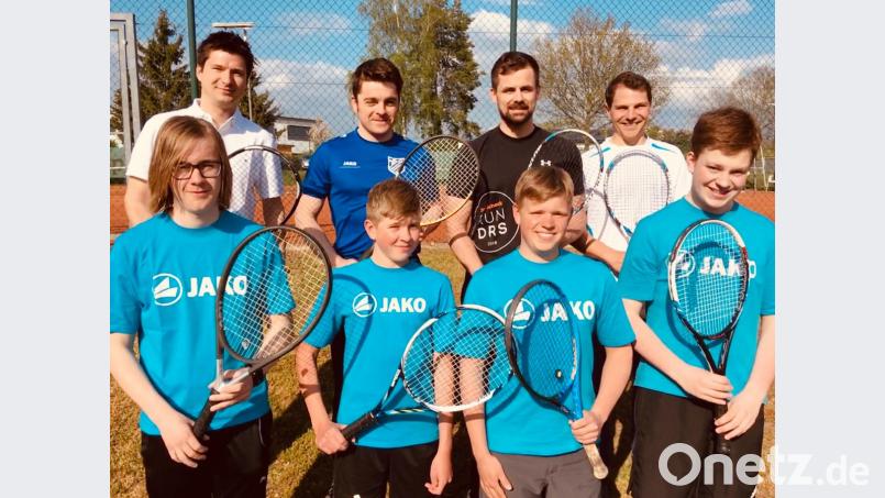 Die neue zweite Herrenmannschaft des Tennisclubs im SV Altenstadt setzt sich aus den Spielern Christian Meyer (hinten, von links), Uli Güntner, Lukas Hösl, Alexander Meyer sowie Karl Zahner (vorne, von links), Bastian Mrosek , Lukas Mrosek und Johannes Denz zusammen. Bild: adj