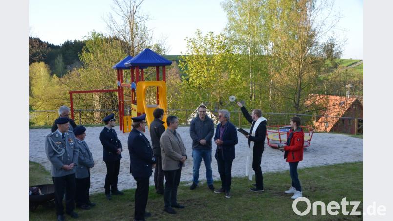Mit der Segnung des Kinderspielplatzes wurde das neu geschaffene Multifunktionsareal seiner Bestimmung übergeben. Die Vereine leisteten eine beispielgebende Gemeinschaftsleitung ab, die viel Lob erhielt. Bild: dob