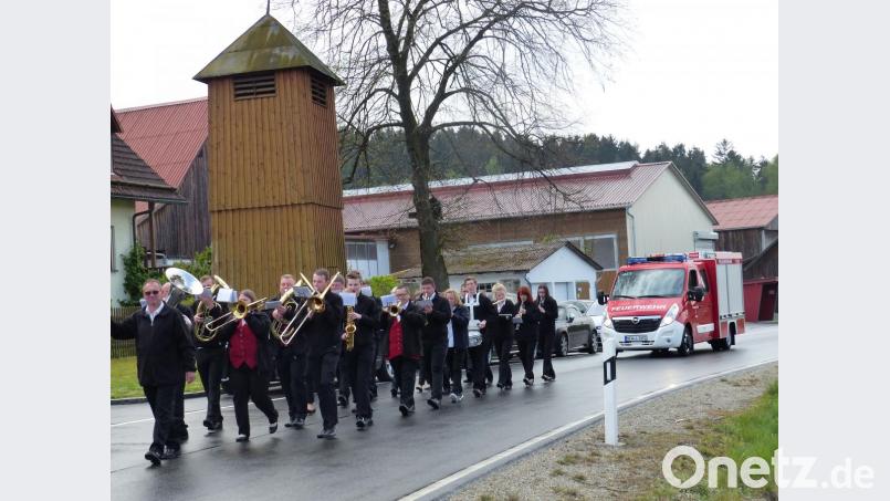 Das neue Tragkraftspritzenfahrzeug fährt unter den Klängen der Roggensteiner Blaskapelle zum Feuerwehrgerätehaus. Bild: sl