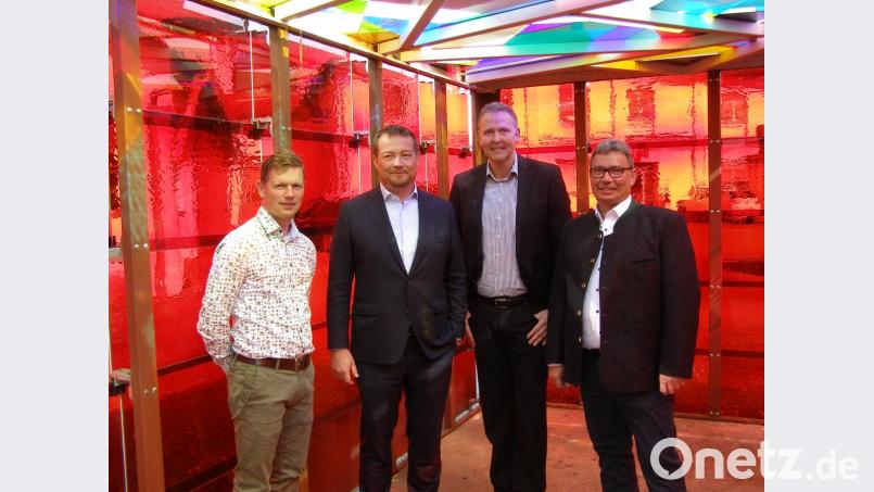 Der mit Lamberts-Glas künstlerisch gestaltete Container ist ein Blickfang auf dem Gelände der Glashütte. Von links Prokurist Christian Bayerl, MdB Uli Grötsch, Prokurist Robert Christ und Geschäftsführer Rainer Schmitt. Bild: pz Bild: pz