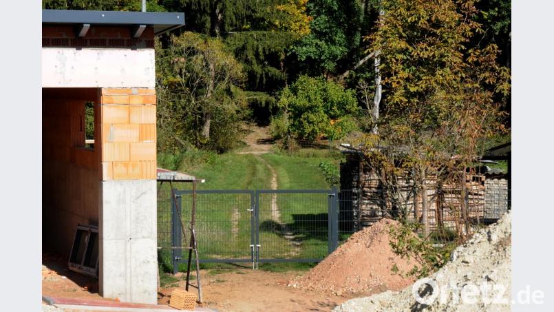 Kein Durchkommen mehr. Der Grundstückseigentümer sperrt den seit Menschengedenken von jedem nutzbaren Weg. Vermutlich rechtswidrig, sagt inzwischen das Landratsamt. 	Bild: Stephan Huber Bild: zm