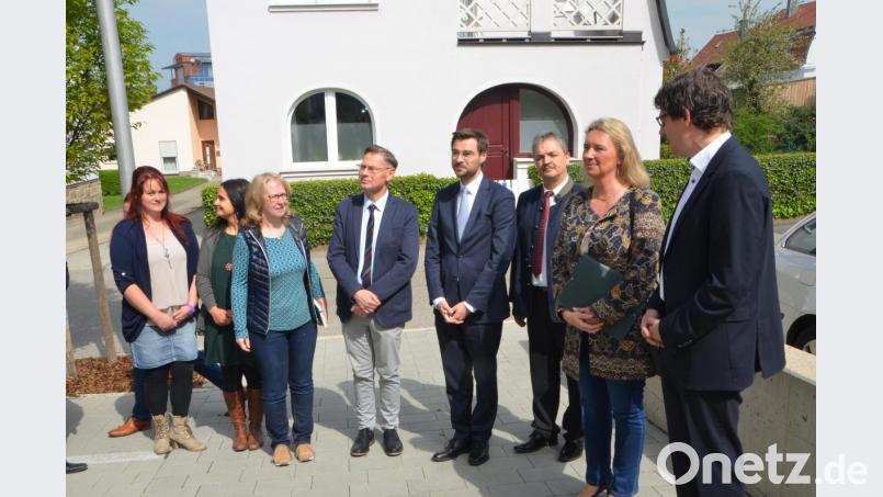 Auf ihrer Stippvisite im Evangelischen Haus für Kinder Gottfried redet die bayerische Staatsministerin für Familie, Arbeit und Soziales, Kerstin Schreyer, Klartext zur Situation der Kinderbetreuungen. Uli Münchmeier vom Evangelischen Hilfsverein stellt die Einrichtung vor und führt den Gast durch die Räumlichkeiten des denkmalgeschützten Hauses. Bild: dob