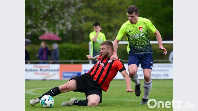 Der Pfreimder Philipp Schön (rechts) kommt gegen den Ettmannsdorfer Tobias Wiesner zu spät. Das Landkreisderby vorige Woche entschied Ettmannsdorf klar mit 4:1 für sich. Bild: ham