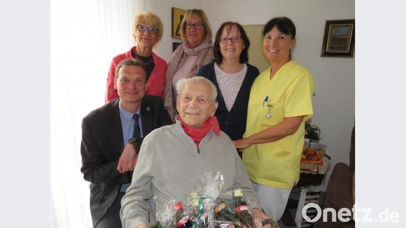 99. Geburtstag feiert Benedikt Riedl (vorne) im Seniorenwohnheim Hagemann. Bürgermeister Ernst Schicketanz, die Töchter Birgit Träger, Gabi Riedl-Balk, Pflegedienstleiterin Margaret Riegel und Schwester Christa Bergler (von links) gehörten zu den ersten Gratulanten. Bild: adj