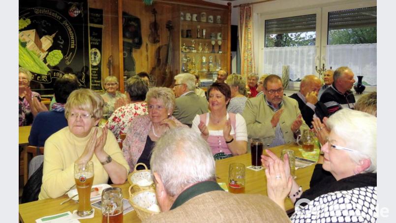 Volles Haus im Vereinsheim: Von den Gästen gab es immer wieder viel Applaus. Bild: ubb
