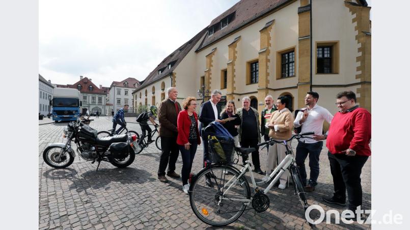 Allein auf dem Schrannenplatz (im Bild) sollen acht neue Stellplätze für Zweiräder hinzukommen, versprach Baureferent Markus Kühne (Dritter von links). SPD-Fraktionsvorsitzende Birgit Fruth (Dritte von rechts) und ihre Stadtratskollegen sowie SPD-Mitglieder zeigten sich zufrieden. Bild: Wolfgang Steinbacher