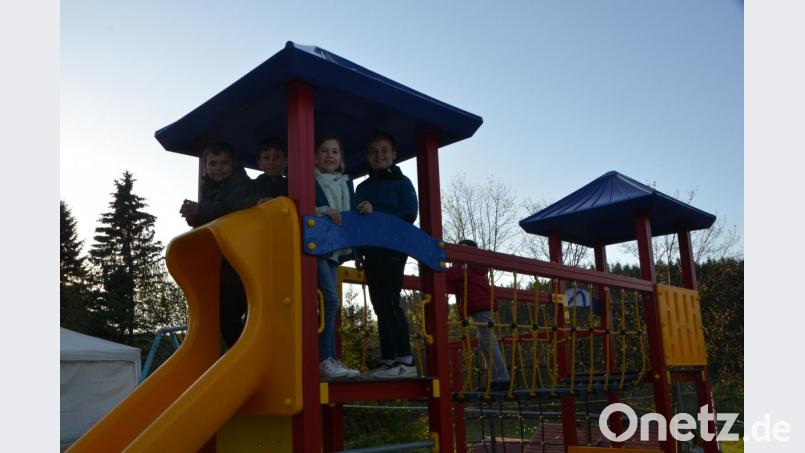 Mit der Segnung des Kinderspielplatzes wurde das neu geschaffene Multifunktionsareal seiner Bestimmung übergeben. Die Vereine leisteten eine beispielgebende Gemeinschaftsleitung ab, die viel Lob erhielt. Die Kinder nahmen die Spielgeräte sofort in Beschlag. Bild: dob
