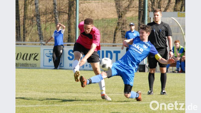 Auf die Treffsicherheit von Anthony Hofweller (links, Szene aus dem Heimspiel gegen Waischenfeld) setzt der FC Tirschenreuth auch am Sonntag gegen den TSV Mistelbach. Beim 4:3-Erfolg in Katschenreuth netzte der Stürmer gleich drei Mal ein. Bild: gb