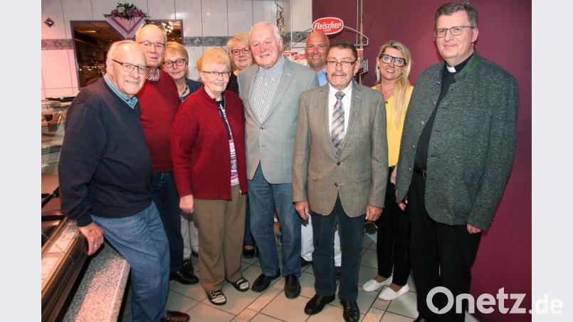 Seinen 80. Geburtstag feierte kürzlich Metzgermeister Erwin Schreyer (Fünfter von rechts). Dazu gratulierten neben der Familie und Freunden auch Stadtpfarrer Bernd Philipp (rechts) und Zweiter Bürgermeister Karl Busch (Dritter von rechts). Bild: wro