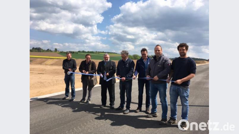 Die Stadt hat das Ihrige getan und das „Industriegebiet Sauerzapfstraße Ost“ erschlossen. Die Ohmstraße gaben Ulrich Süß, VG Nabburg, Bauleiter Wolfgang Vetter, Ingenieurbüro Weiß, Bürgermeister Armin Schärtl, Prokurist Winfried Legl, Ingenieurbüro Weiß, Georg Schießl, Firma Schulz, Helmut Seebauer junior, Firma Seebauer und Bauleiter Michael Reng, Firma Seebauer, (von links) frei. Bild: ihl