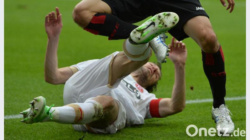 Auf dem Platz kämpfen Fußballer um jeden Zentimeter, nach dem Spiel in Interviews nicht selten mit der deutschen Sprache. Experten und Medien manchmal aber auch. Symbolbild: Arne Dedert/dpa