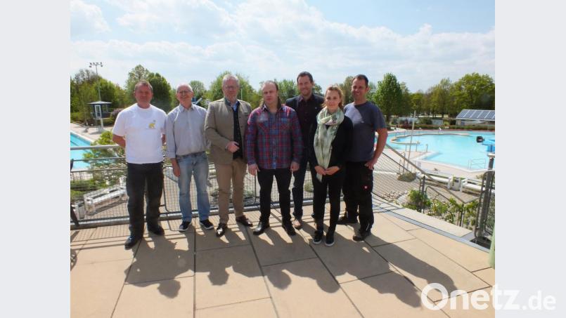 Gottfried Dirmeier, Rüdiger Frey, Oberbürgermeister Andreas Feller, Athanasios Balkizas, Roland Kittel, Vera Dehling und Michael Maget (von links) freuen sich auf die Eröffnung des Erlebnisbads. Bild: exb/Fischer