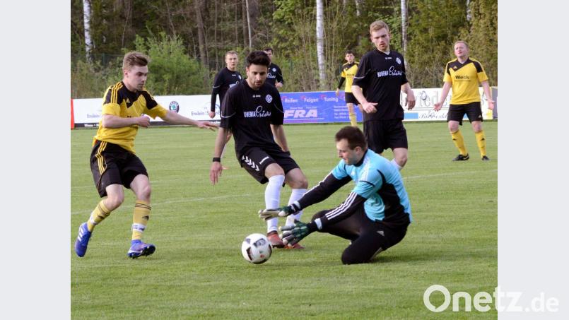 Der Selber Torwart Sebastian Schirmer (Zweiter von rechts), Rico Pohl (rechts) und Antonio Giunta (Zweiter von links) klärten vor Nico Kilian. Der Steinmühler Angreifer traf kurz vor Schluss aber immerhin noch zum 2:2-Endstand. Bild: heh