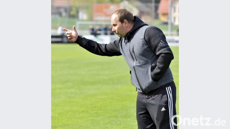 Trainer Sebastian Binner gibt Kommandos an seine Spieler. Der SSV Paulsdorf liegt drei Spieltage vor Schluss einen Punkt hinter dem Abstiegsrelegationsplatz. Bild: Hubert Ziegler