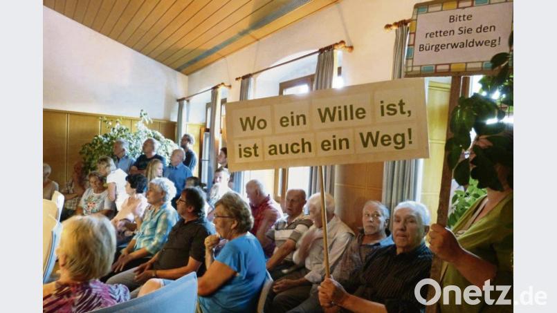 Bei einer Stadtratssitzung Ende September wollen sich Haidhofer Bürger, aus deren Sicht die Sperrung des Wegs nicht statthaft ist, Gehör verschaffen. Es bleibt beim Demonstrieren. 	Bild: exb Bild: exb