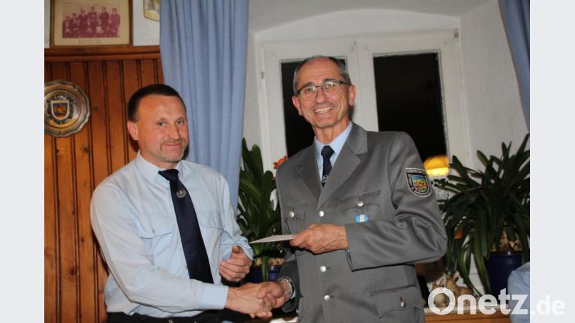 20 Jahre führte Werner Schäffer (rechts) als Vorsitzender die KSK. Dafür dankte ihm Schatzmeister Johann Elsner mit einem Präsent. Bild: frd