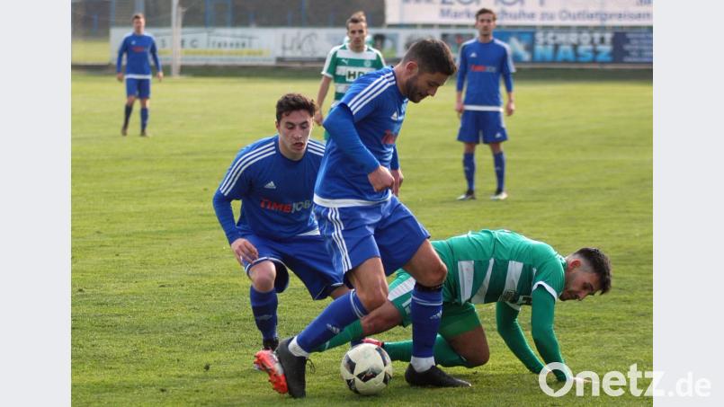 Chousein Chousein geht aus einem Zweikampf als Sieger hervor: Der SV Etzenricht will sich in Hauzenberg mit einem couragierten Auftritt schon mal für die wahrscheinliche Relegation einstimmen. Bild: otr