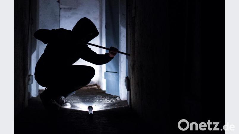 Die Polizei sucht Hinweise zu einem Verdächtigen. Bild: dpa