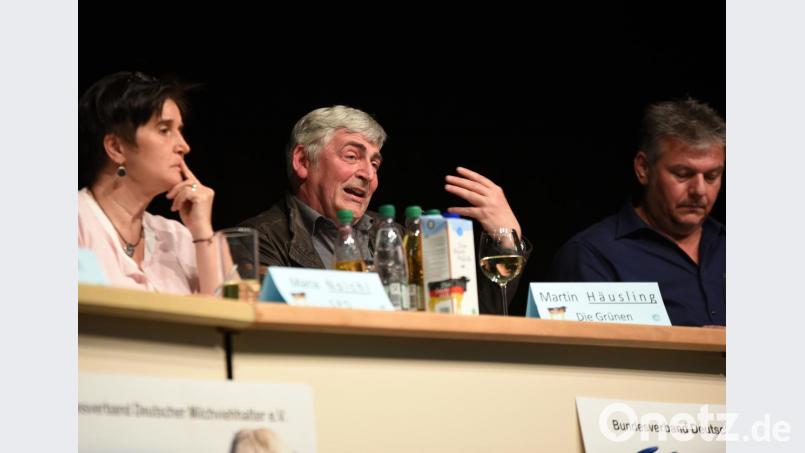 BDM Podiumsdiskussion Milchbauern und Gesellschaft - mit Europa in die Zukunft: Martin Häusling (Mitte, MdEP Grüne). Bild: bgm