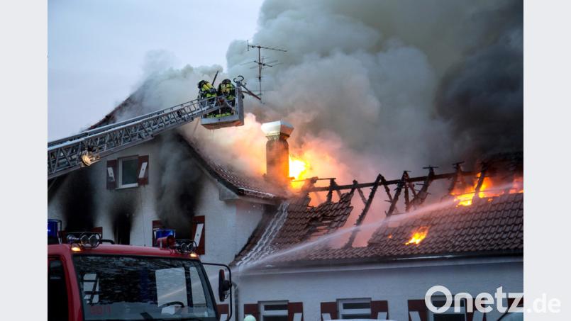 Das Dach des Anwesens stand in Flammen. Bild: Chris Brekl/FDLnews/dpa