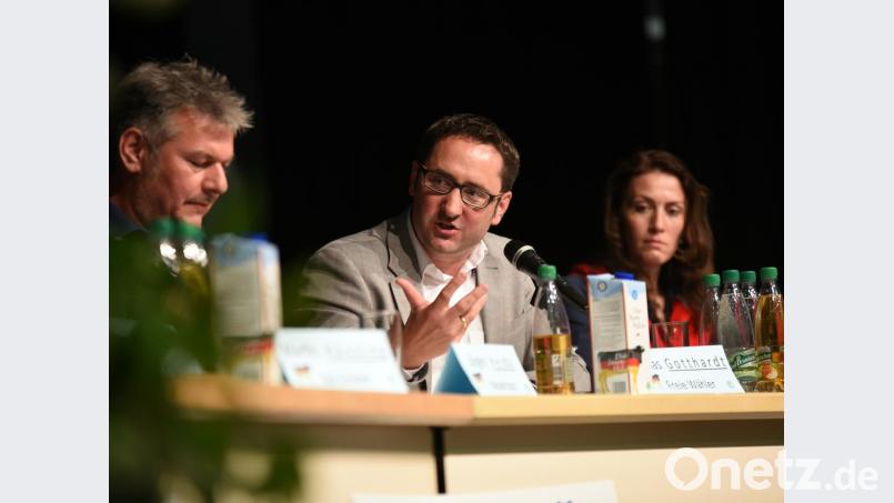 BDM Podiumsdiskussion Milchbauern und Gesellschaft - mit Europa in die Zukunft: Tobias Gotthardt (Mitte, MdL FW) und Nicole Bauer (rechts, MdB FDP).. Bild: bgm