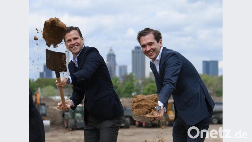 Oliver Bierhoff (links), Direktor Nationalmannschaften und Akademie des DFB, und Friedrich Curtius, DFB-Generalsekretär, nehmen am Spatenstich für die zukünftige Akademie des Deutschen Fußball-Bundes (DFB) teil. Ein jahrelanger Rechtsstreit zwischen der Stadt und dem Frankfurter Rennklub durch mehrere Instanzen hatte die Übergabe des Geländes an den DFB erheblich verzögert. Bild: Arne Dedert/dpa