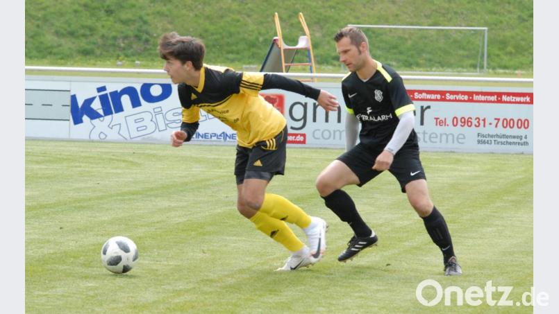 Tobias Sammüller (links), der hier Daniel Weber enteilt, bereitete beim 2:1-Sieg des FC Tirschenreuth gegen den TSV Mistelbach beide Treffer vor. Bild: gb