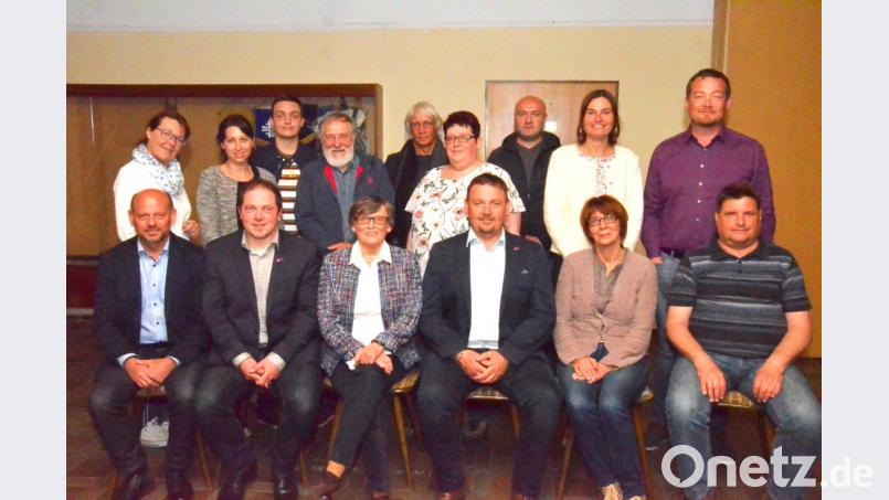 Im SPD-Ortsverein übernehmen (sitzend, von links) Johannes Zeug und Rudi Grundler junior als Stellvertreter von Irmgard Bótha für die nächsten Jahre die Leitung. Als Schatzmeister steht weiterhin Manfred Schneider (sitzend, rechts) zur Verfügung. Bild: fjo