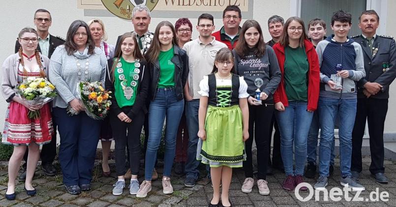 Die Pokalgewinner und neuen Gauwürdenträger des Schützengaues Neunburg stellten sich zum Erinnerungsbild (von links): Ines Breu, Norbert Nietfeld, Anja Schütz, Sonja Heller, Manuela Kick, Albert Armer, Selina Ellmann, Roswitha Lindl, Peter Heller, Alexandra Fischer, Michael Forster, Theresa Blab, Georg Schwingl, Maria Forster, Lukas Ried, Johannes Forster, und Robert Heller. Bild: dl