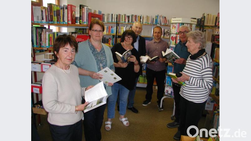 Der Bücherstadl in Fichtelberg hat viele treue Stammgäste und engagierte Mitarbeiter. Im Bild: (von links) Leiterin Selma Markhof, Anja Mewes, Gisela Kuhbandner, zweiter Bürgermeister Karl Heinz Glaser, Thomas Förster (Geschäftsleiter der Gemeinde) sowie Hans und Irma Wolf. Bild: gis