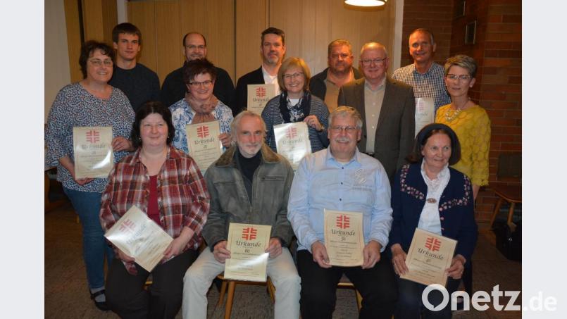 Jahrzehntelang halten diese Mitglieder dem TSV Pechbrunn-Groschlattengrün die Treue. Sitzend (von links) die treuesten Geehrten Monika Härtl, Georg Rößler, Volker Grunert und Elfriede Zitzlmann. TSV-Vorsitzende Doris Reiß (hinten rechts) und Bürgermeister Ernst Neumann (Dritter von rechts) gratulierten. Bild: jr