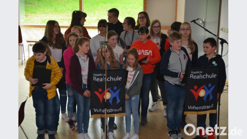 Der Schulchor empfing die Besucher im Atrium der Realschule. Bild: dob