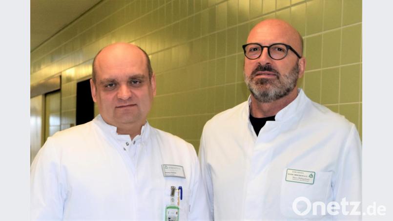 Marc Philippbaar (rechts) und Dr. Alexey Kachan informieren zum thema &quot;Leistenbruch&quot;. . Bild: Bernhard Krebs