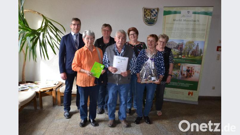 Bürgermeister Hermann Ach (links) konnte treue Urlaubsgäste für den 30. und 20. Aufenthalt in der Gemeinde Moosbach ehren und danke sagen. Bild: gi