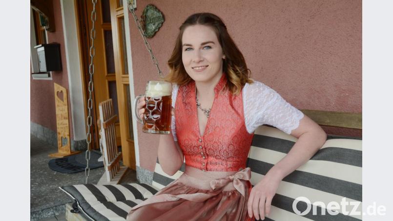 Im Winter ein Dunkles, im Sommer ein Weizen, Lisa Wagner genießt gerne ein Bier, will gerne mehr über den Gerstensaft wissen und als Bayerische Bierkönigin das Nationalgetränk ein Jahr lang repräsentieren. Bild: Gabi Schönberger