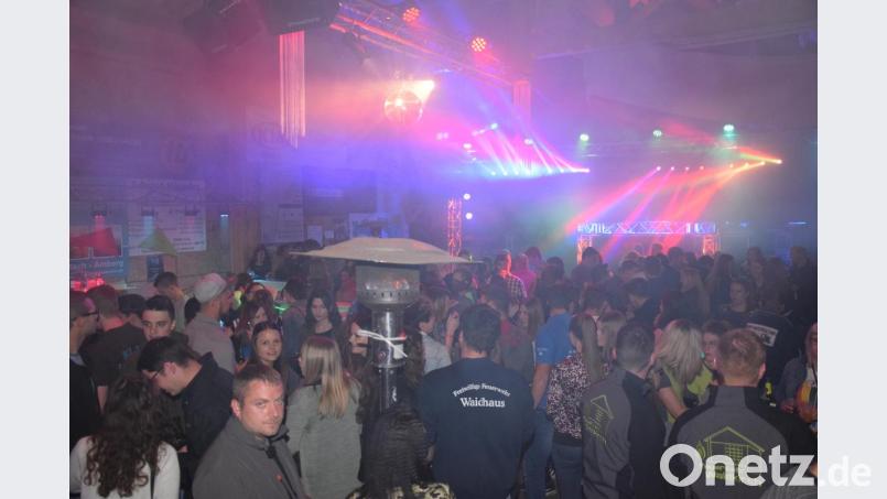Die Waldthurner Vereinshalle ist zu späterer Stunde bei der Plattenparty der Feuerwehr gut gefüllt. Bild: fla