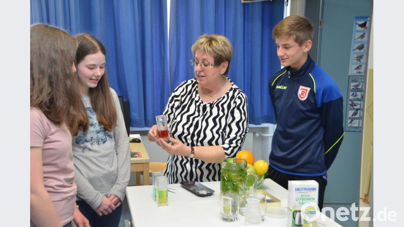 Biologielehrerin Annelie Meinelt-Möbius (Mitte) erklärt den Besuchern, wie Astronauten frisches Gemüse, ganz ohne Wasser, anbauen. Bild: dob