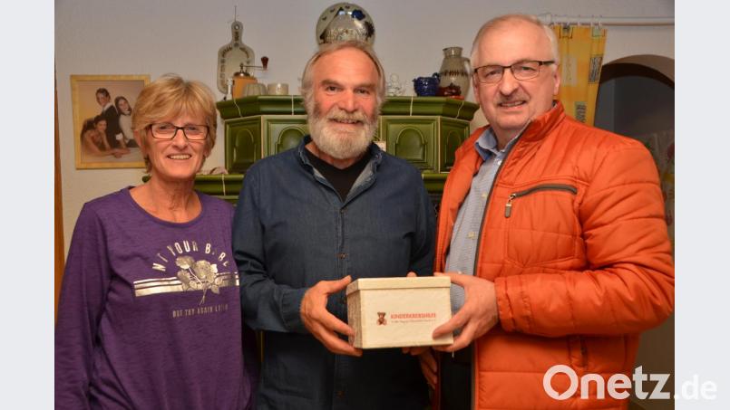 Josef Meißner (Mitte) feierte Anfang April seinen 60. Geburtstag und sammelte anstelle von Geschenken für die Kinderkrebshilfe in der Region Oberpfalz Nord. Jetzt übergab er an den Vorsitzenden im Beisein seiner Ehefrau Monika 1580 Euro an Herbert Putzer (rechts). Bild: dob