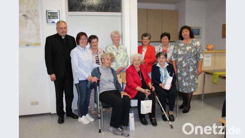 Treue Mitglieder des Frauenbundes wurden in der Jahreshauptversammlung ausgezeichnet (hinten von links): Stadtpfarrer Georg Flierl, 2. Vorsitzende Lisa Schröpf, Ida Konrad, Maria König, Annemarie Dietl, Maria Bitterer und Vorsitzende Olga Luft sowie (vorne von links) Rosa Reisnecker, Barbara Schmidt und Loni Behnke. Bild: heb