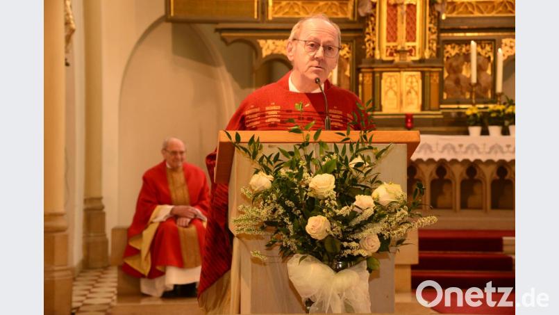 Hauptzelebrant Pater Josef Prinz spricht über die Bedeutung des Kreuzes im christlichen Glauben. Gemeinsam mit Pater Reinhold Schmitt (links) feiert der Pater den Gottesdienst zum Kreuzbergfest. Bild: bey