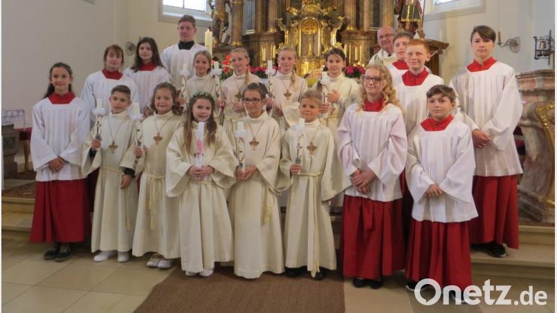Die Freihunger Kommunionkinder mit Pfarrer Bernhard Huber und den Ministranten. Bild: exb